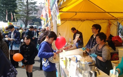 銀河連邦物産展のテントで参加者が買い物をしている写真