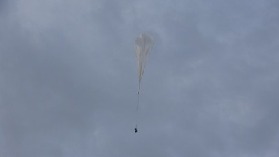 放球された大気球が、実験を終え落下してくるところを写した写真