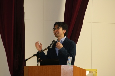 ステージ上の演台にて講演を行う大野氏の写真