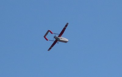 合成開口レーダーを載せた無人機が大空を飛行している写真