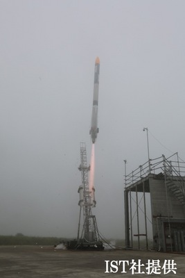 観測ロケットMOMOモモ打ち上げ実験が7月30日に実施された時の打ち上げ時の写真