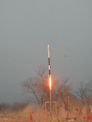 CAMUI型ハイブリッドロケットを打ち上げた瞬間の写真