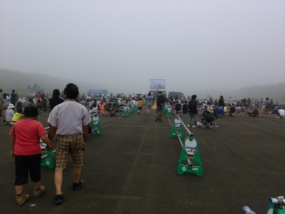 多目的航空公園内に設置したパブリックビューイング会場で約700人の観客が見守っている写真