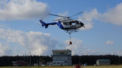 模擬カプセルを吊り下げた宇宙ステーション補給機こうのとりが2回目の高空落下試験を行っている写真