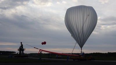 大樹航空実験場から満膨張体積30,000立法メートルの大気球が放球された時の写真