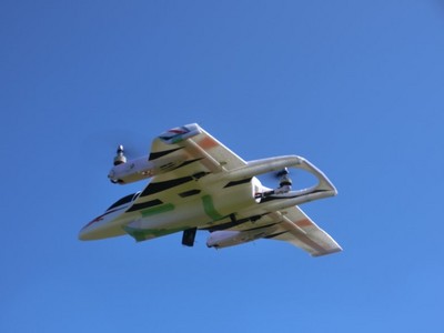 飛行ロボットの自立飛行制御実験を行っている写真