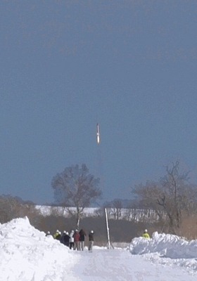 実験用のロケットが打ち上げられた瞬間の写真