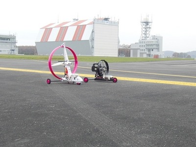 大樹町多目的航空公園にパラグライダ型飛行ロボットが置かれている写真