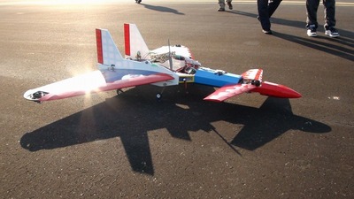 ティルトローター型飛行ロボットが滑走路に設置されている写真