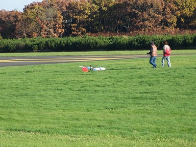 小型無人飛行機が着陸している写真