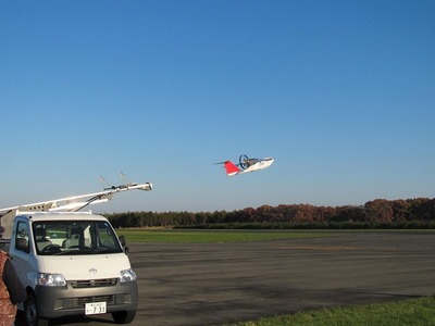 小型無人飛行機が災害監視用としての動作試験などの実験を行っている写真