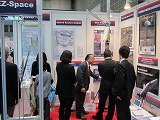 東京国際航空宇宙産業展2011にてパネル展示と解説が行われている様子の写真