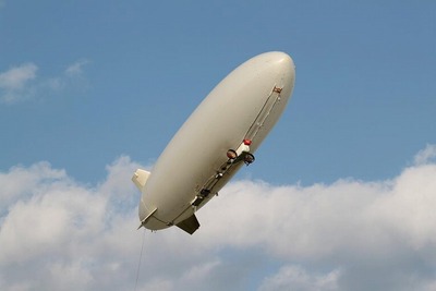 自律型飛行船ロボットが上空を飛行している写真