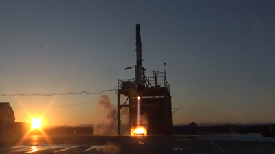 統合燃焼実験で、固定されたロケットから噴射されたガスが明るく燃えている写真