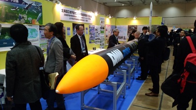 沢山の来場者が実物大のロケットを見学しに来ている様子を写した写真