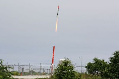 道産ハイブリットロケットCAMUI-500pを打ち上げている写真