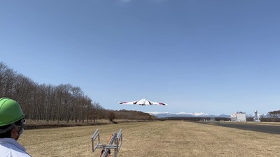 射出台から射出されて飛行する固定翼型UAVの写真