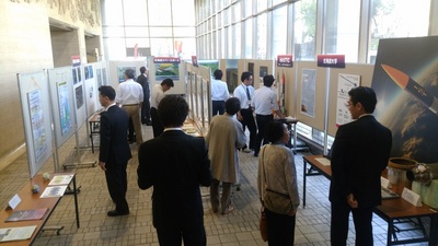 北海道の宇宙開発展に展示されたパネルやポスターを来場者の方たちが観覧している写真