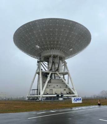 霧の中、アンテナが上向きになっている美笹深宇宙探査用地上局の写真