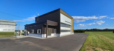 北西側からの視点で作成された、大樹町多目的航空公園第二格納庫の建物外観のパース図