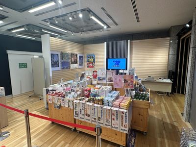 銀河連邦PR物産展にて、全国観光PRコーナー内に特産品が並んでいる様子の写真