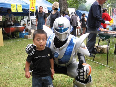 イベントに参加した幼児と共に記念撮影に応じるサガミリオンの写真