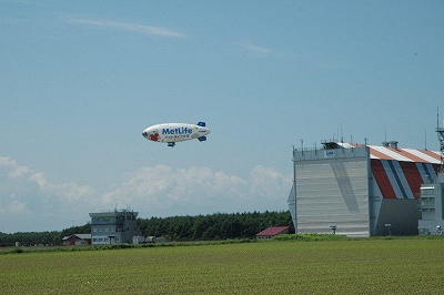 多目的航空公園上空に飛来した、飛行船スヌーピーJ号の写真