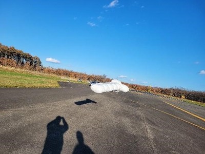 滑走路上を低空飛行するBalloon_Kiteの写真