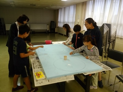 ジオラマ製作にあたり、まず土台から製作を行う児童たちの写真