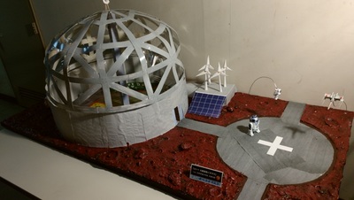 完成した火星基地のジオラマの作例写真。写真左にドーム施設、その隣に発電施設、写真右側に宇宙船離発着用ポートが作られている様子が確認できる