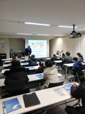 気象庁釧路地方気象台施設内の研修室にて研修を受けるYAC団員たちの写真