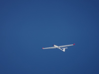 大空を滑空する固定翼UAVの写真