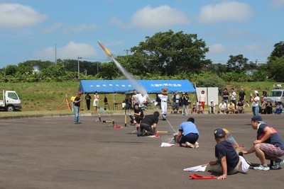 会場となった河川敷広場にて勢いよく発射されるペットボトルロケットの写真