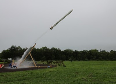 会場となった河川敷から勢いよく打ち上がる巨大ペットボトルロケットの写真