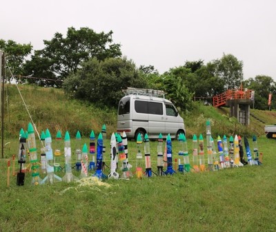 各々直立して横一列に並べられた、大会参加ペットボトルロケット群の写真