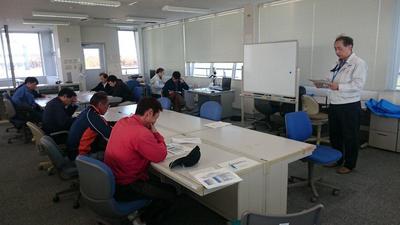 JAXA有人宇宙技術部門HTV技術センターの実験担当者が説明をしている写真