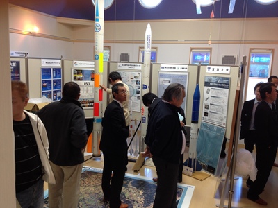 SORAの展示室1における、南十勝商工会部会見学団の見学風景の写真