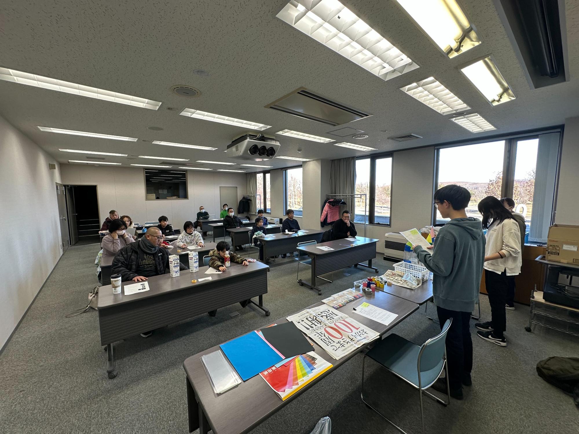 高校生が説明している様子