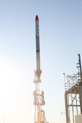 先端部が赤く胴体にひふみと書かれたMOMO3号機が発射台から打ち上げられている写真