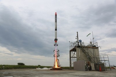 曇り空を背景にした、噴射により発射台から飛び立つMOMO4号機の写真