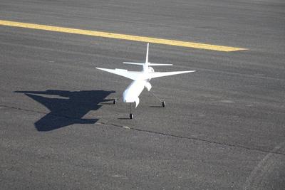 オオワシ2号の縮小機体が滑走路に置かれている写真