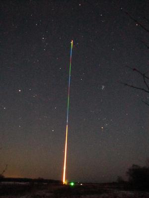 夜間にCAMUI1号機が打ち上げられている写真