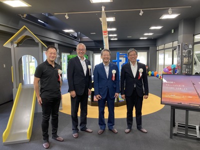 新設されたロケット広場内のロケット「ゆきあかり」の実機展示を前に記念撮影に応じる、インターステラテクノロジズ社の熱田部長、酒森町長、村松帯広日産自動車社長、小田切SPACE_COTAN社長の集合写真