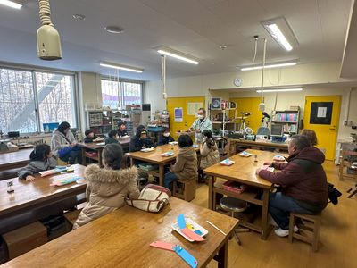 スカイウィングについてスタッフの説明を受ける参加者たちの写真