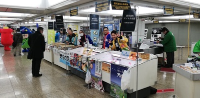 新宿駅西口広場イベントコーナーにおける、銀河連邦都内PR物産展の出店風景の写真。写真手前にタイキ共和国のブースが確認できる