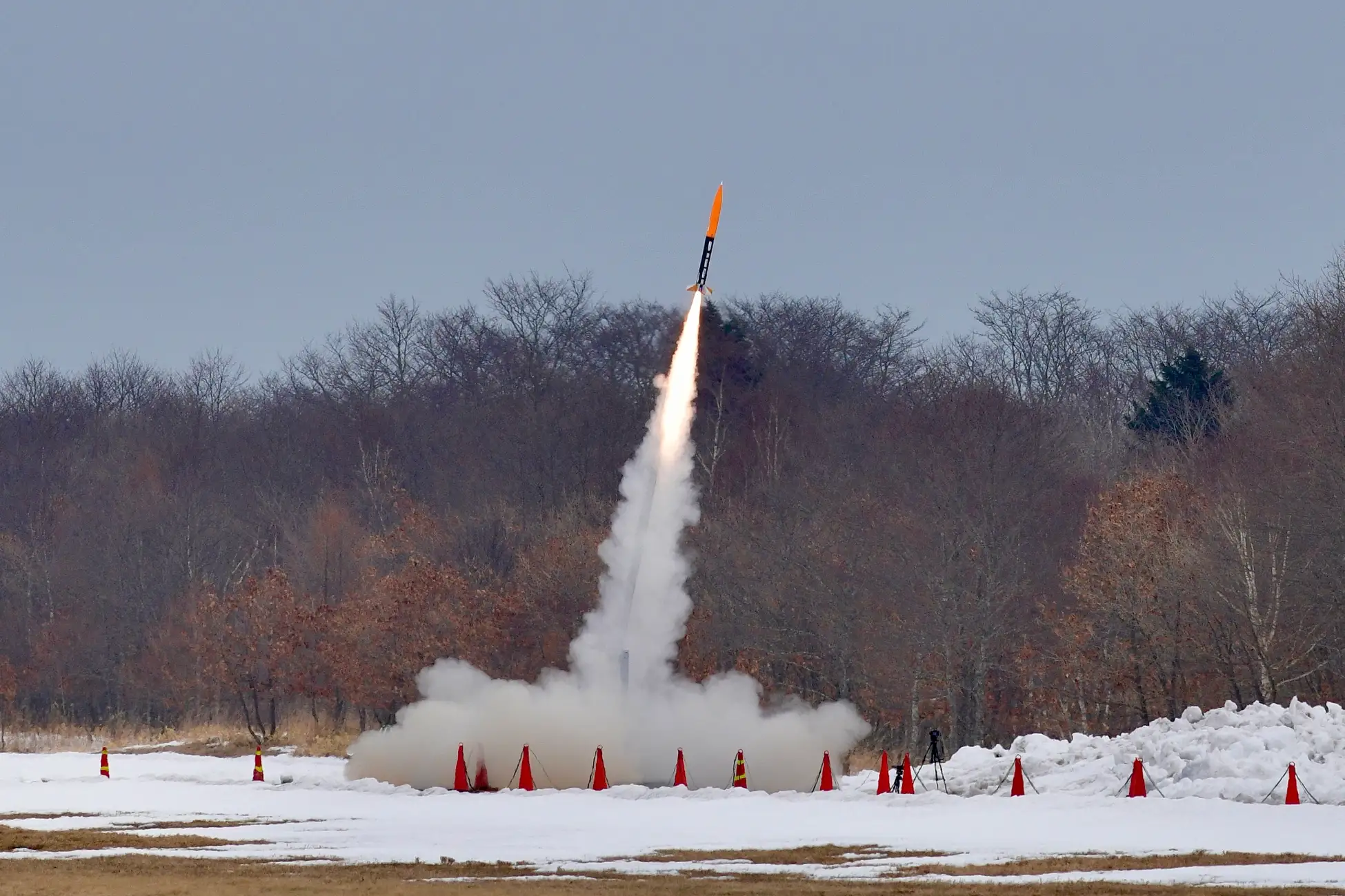 噴射炎と煙を放って飛翔する、打ち上げ直後のLTPロケットを地上より捉えた写真