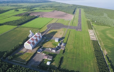 西側上空より鳥瞰で撮影された、北海道スペースポートの全景写真。写真右側に滑走路が確認できる
