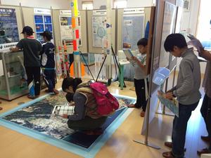 SORAの展示室1における、鹿追町地域子ども会育成連絡協議会見学団の見学風景の写真