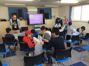SORAの展示室2にて、気球のサンプルに触れる見学団の児童たちの写真