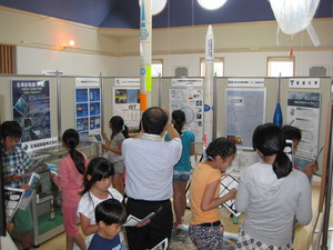 SORAの展示室1における、新ひだか町わんぱくチャレンジスクール訪問団の見学風景の写真